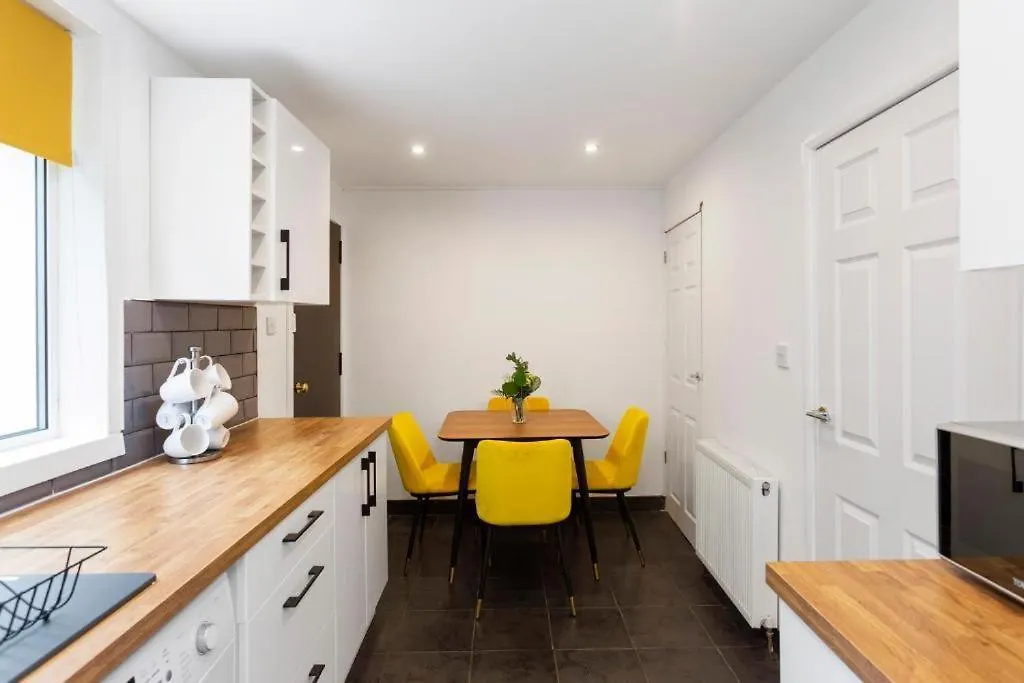 Stylish 3 Bed Edinburgh Abode-Parking And Garden Apartment