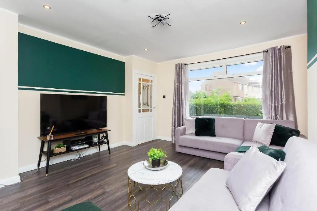 Stylish 3 Bed Edinburgh Abode-Parking And Garden Apartment