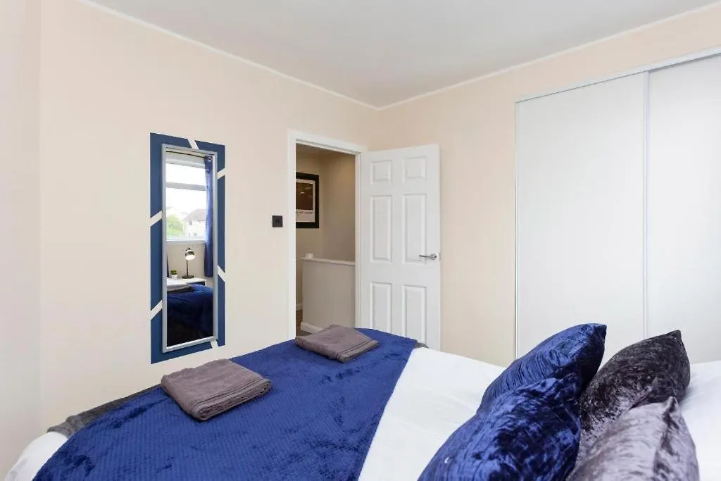 Stylish 3 Bed Edinburgh Abode-Parking And Garden Apartment