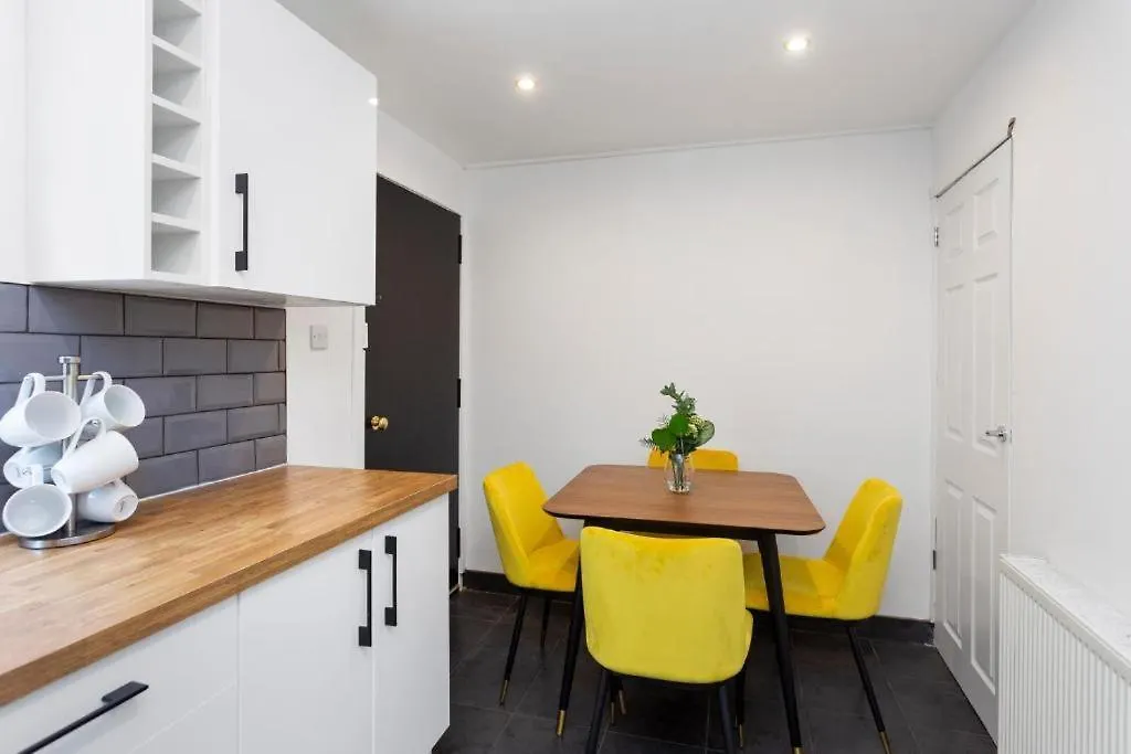 Stylish 3 Bed Edinburgh Abode-Parking And Garden Apartment