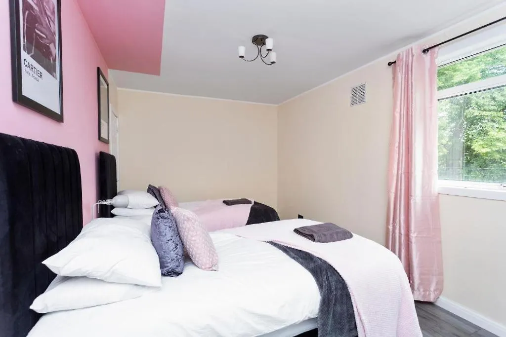 Stylish 3 Bed Edinburgh Abode-Parking And Garden Apartment