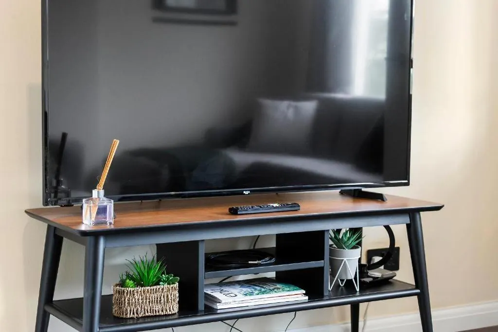 Stylish 3 Bed Edinburgh Abode-Parking And Garden Apartment