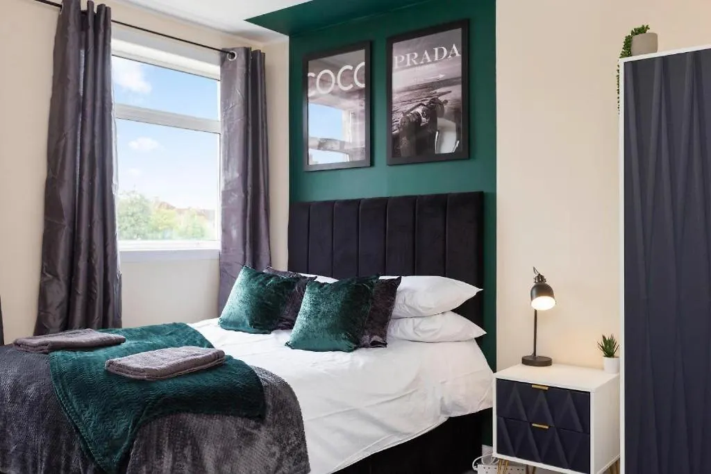 Stylish 3 Bed Edinburgh Abode-Parking And Garden Apartment United Kingdom