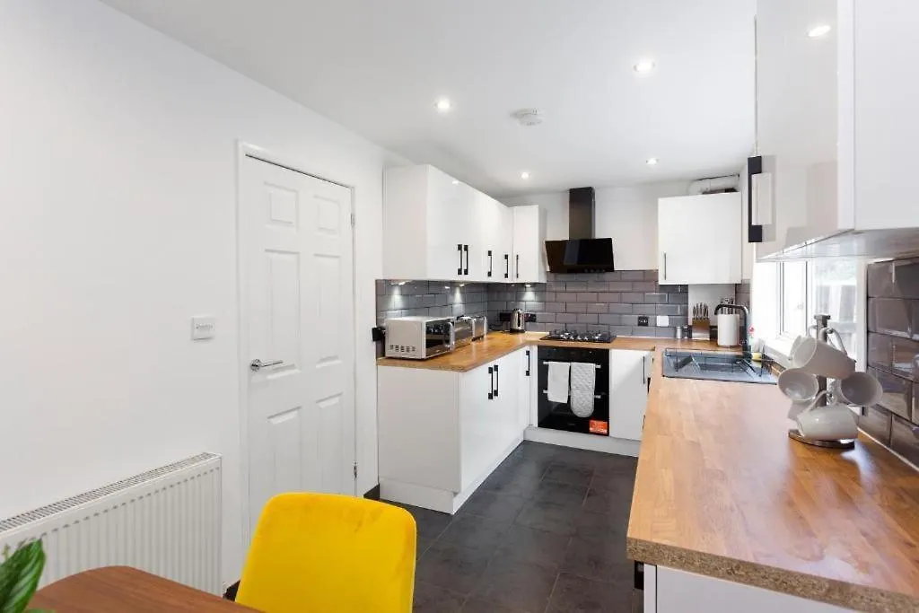 Stylish 3 Bed Edinburgh Abode-Parking And Garden Apartment