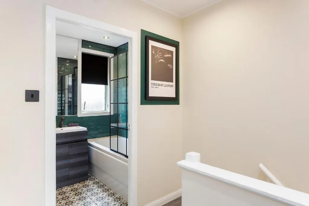 Stylish 3 Bed Edinburgh Abode-Parking And Garden Apartment