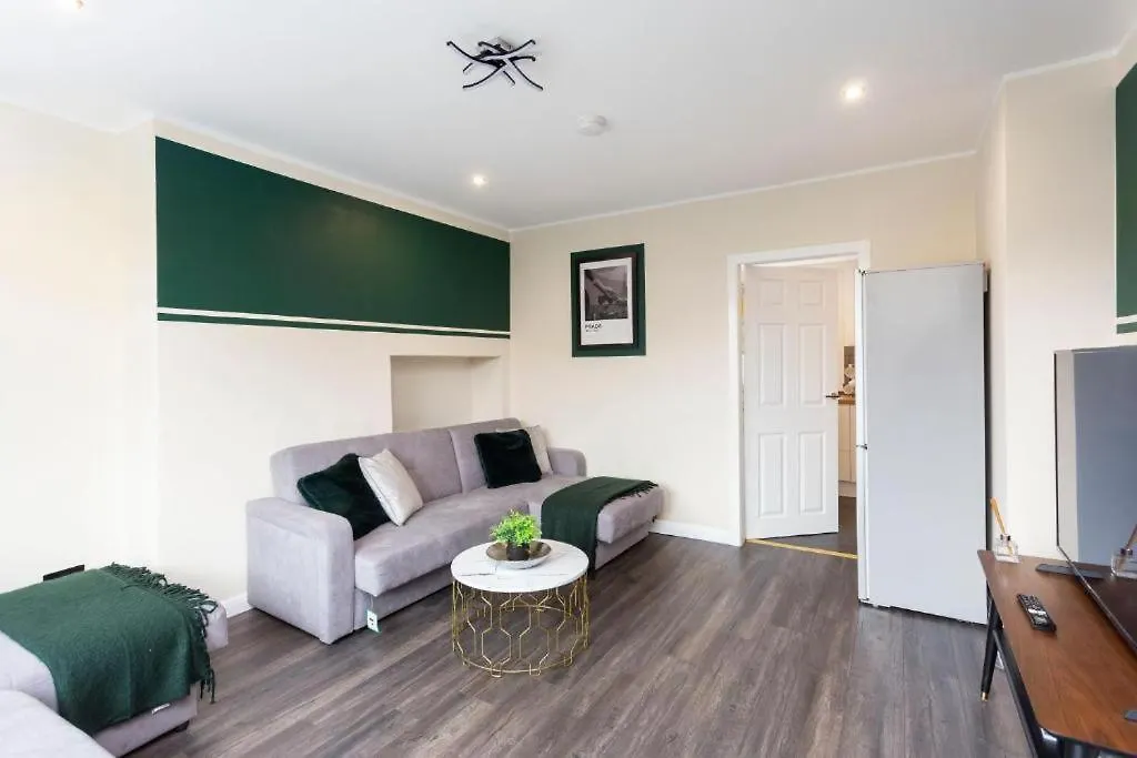 Stylish 3 Bed Edinburgh Abode-Parking And Garden Apartment