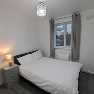Apartment 3 Bedroom Sleeps 8, Edinburgh