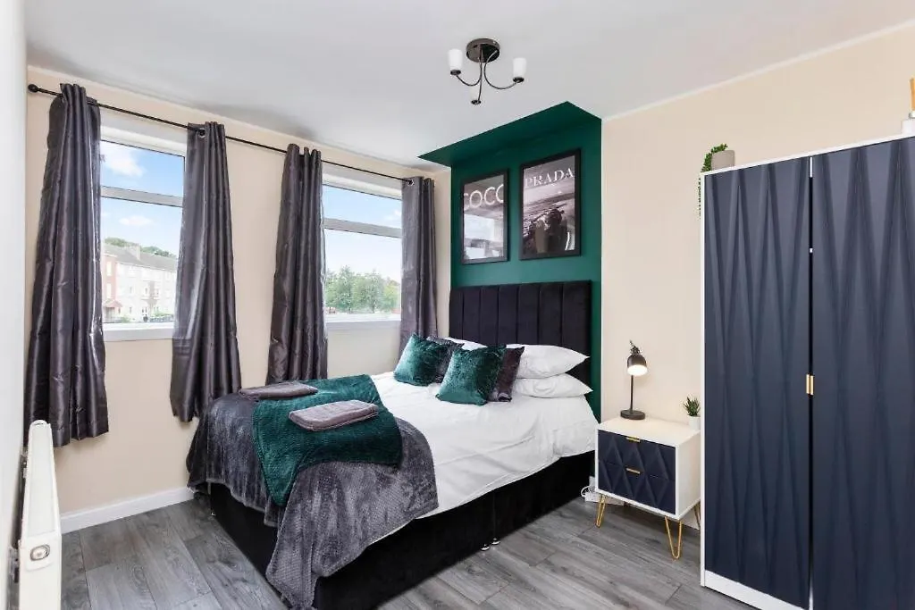 Stylish 3 Bed Edinburgh Abode-Parking And Garden Apartment