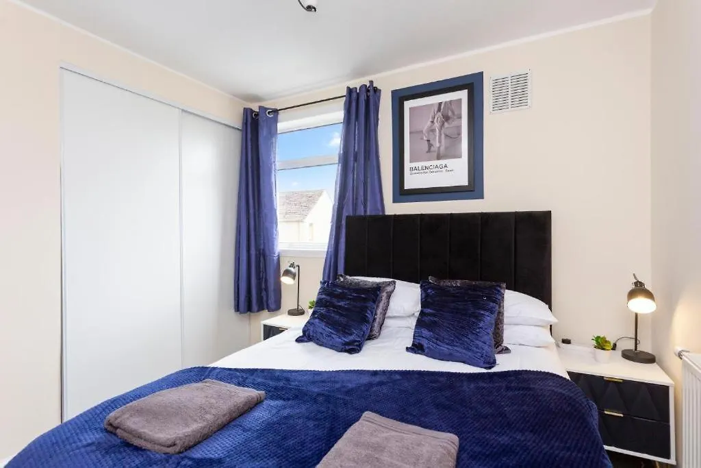 Stylish 3 Bed Edinburgh Abode-Parking And Garden Apartment 0*,  United Kingdom