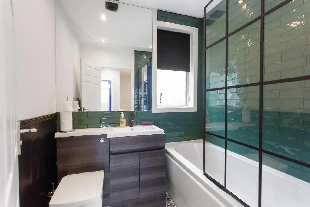 Stylish 3 Bed Edinburgh Abode-Parking And Garden Apartment