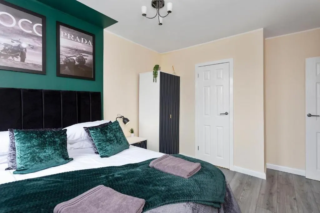 Stylish 3 Bed Edinburgh Abode-Parking And Garden Apartment United Kingdom